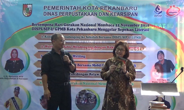 Kak Agus DS dan Istrinya, Romantis.. Saat Soft Launching buku "Kumpulan Dongeng Motivasi"