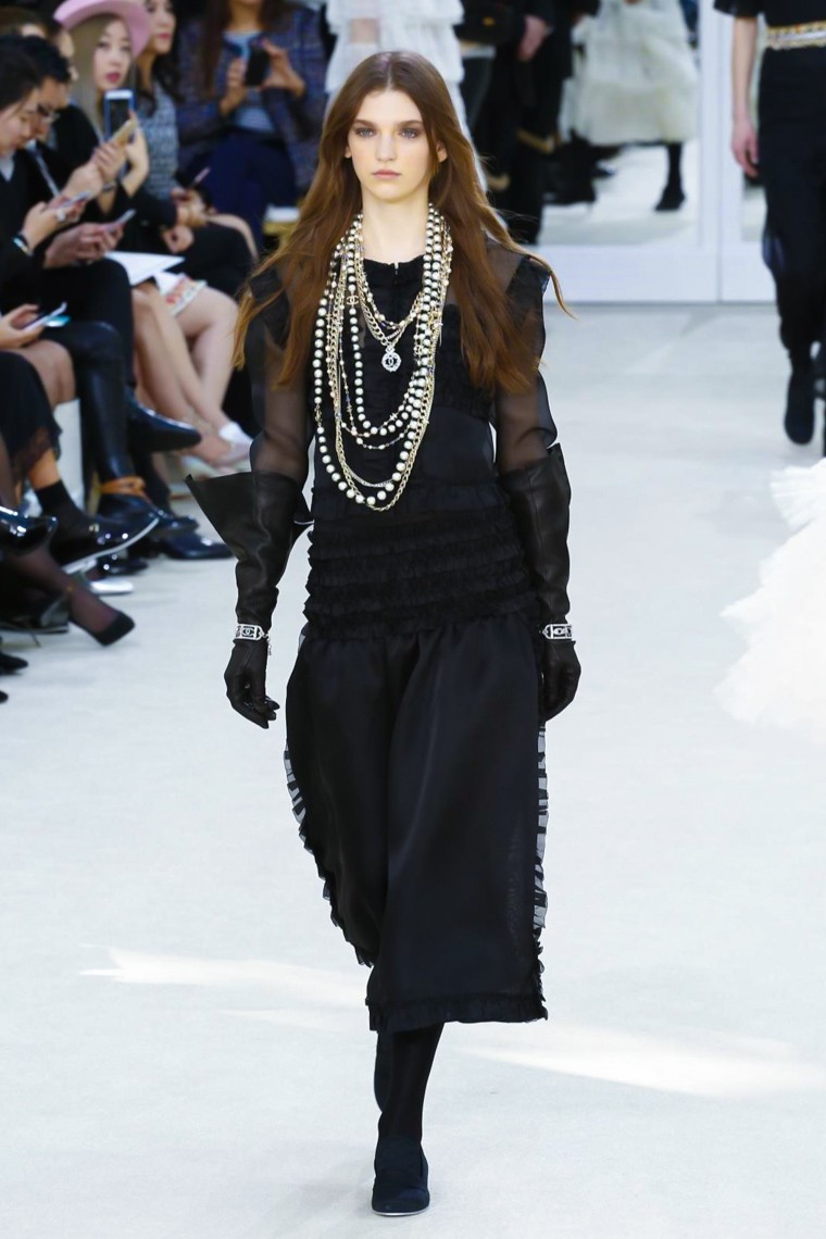 Chanel Fall/Winter 2016-2017 RTW PFW chanel-fall-winter-2016-2017-collection-paris-fashion-week, chanel-fall-winter-2016-2017, chanel-fall-winter-2016, chanel-fall-winter-2017, chanel-fall-winter, chanel-fall, chanel-fall-2016-2017, chanel-fall-2016, chanel-fall-2017, kendall-jenner-chanel, paris-fashion-week-2016, du-dessin-aux-podiums, dudessinauxpodiums