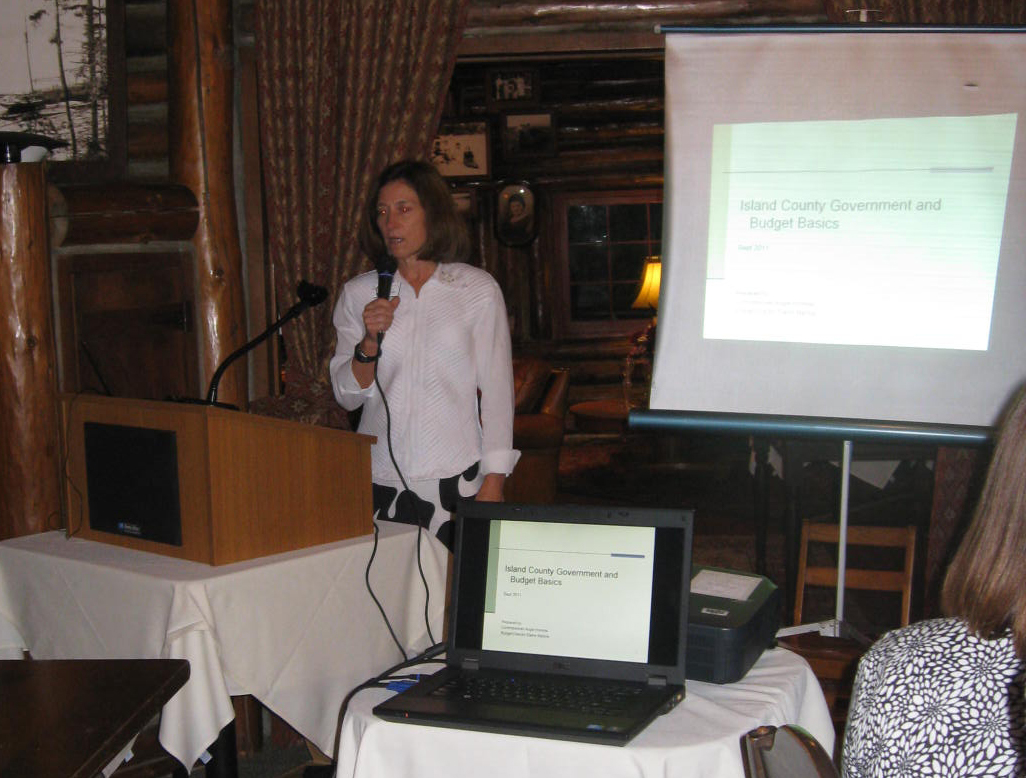 Wooden Portable Table Top Lectern Review and Testimonial AmpliVox