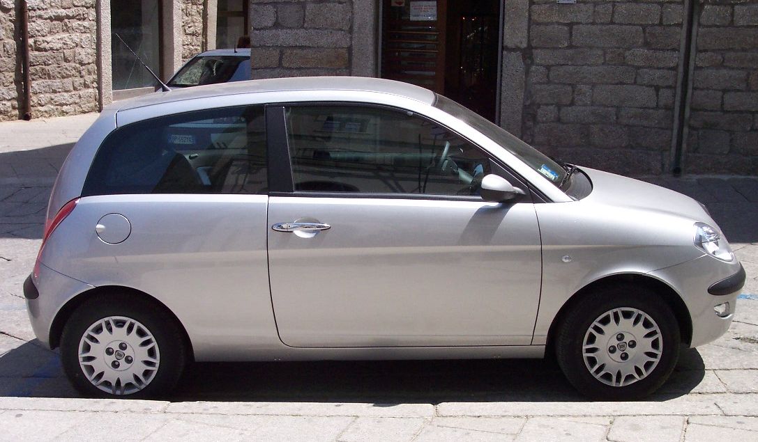 2011 Lancia Ypsilon versus 2011 Lancia Ypsilon versus