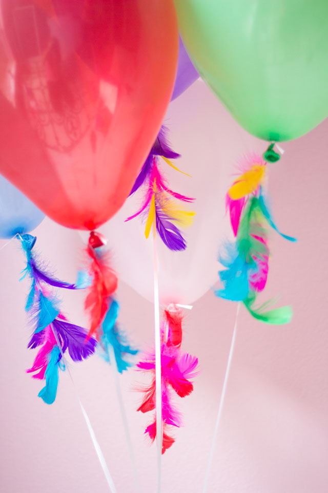These feather decorated balloons are so gorgeous - and so easy to make! These feather decorated balloons are so gorgeous - and so easy to make!