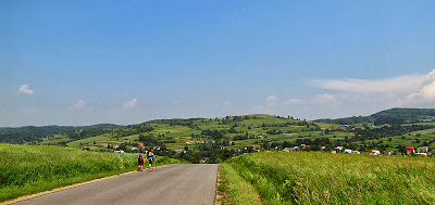 Panorama w kierunku Lubatowej. Przed nami wznosi się Żabia (549 m n.p.m.) Panorama w kierunku Lubatowej. Przed nami wznosi się Żabia (549 m n.p.m.)