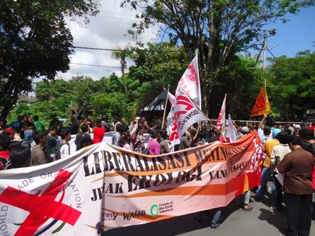 Tolak WTO, Mahasiswa Geruduk Konsular Agen AS