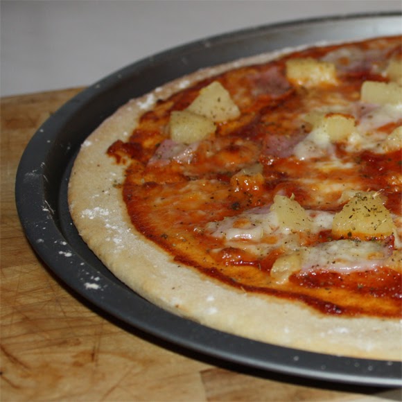 Elly&amp;#39;s Art: Pizza mit Tomaten-Currysauce, Schinken &amp; Ananas