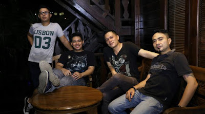 Biografi Ada Band Biografi Ada Band Ada Band mulai eksis tahun 1993, waktu itu mereka masih jadi spesialisasi pembawa lagu-lagu Top 40. Formasi pertama diperkuat oleh Ibrahim “Baim” Imran (gitar & vokal), Herry (kibor), Iso Eddy H (kibor), Elif “E´el” Ritonga (dram) dan Suriandika “Dika” (bas).Keistimewaan Ada Band terletak pada para personelnya yang merupakan musisi-musisi berkualitas dan berprestasi serta memiliki latar belakang musik yang berbeda. Hal ini ternyata mampu menghasilkan leburan aransemen unik. Leburan itulah yang terlihat di album perdana mereka, “Seharusnya” (1997). Album kedua Ada Band, “Peradaban” (2000) yang diproduksi oleh BMG Indonesia lahir setelah mereka absen sekitar dua tahun. Dari album ini, lahir hit “Oughh..!!” dan “Bilakah”. Menjelang penggarapan album Tiara, Ada Band kehilangan dua personelnya, yaitu Iso dan E´el. Namun saat merilis Tiara, Mei 2001, grup ini dengan cepat mengisi kekosongan dengan merekrut Rama sebagai dramer baru. Sementara posisi kibordis yang ditinggalkan Iso dibiarkan kosong. Terlahir Kembali! Sayangnya, di pertengahan tahun 2002, Ada Band dibubarkan sepihak oleh Baim. Ia sendiri lantas merilis album solo bertajuk Fresh!. Pembubaran ini tidak berlangsung lama, karena beberapa bulan kemudian, dengan pertimbangan matang, Krishna, Dika dan Rama (para eks personil Ada band) ternyata kembali menghidupkan
