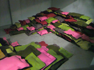 Decoración creativa Sillón hecho con almohadas pequeñas.