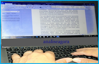 A imagem mostra alguém trabalhando ao mesmo tempo se relacionando com amigos nas redes sociais. Muitos deles são pessoas estranhas com perfis falsos e perigosas e necessita cuidados redobrados.