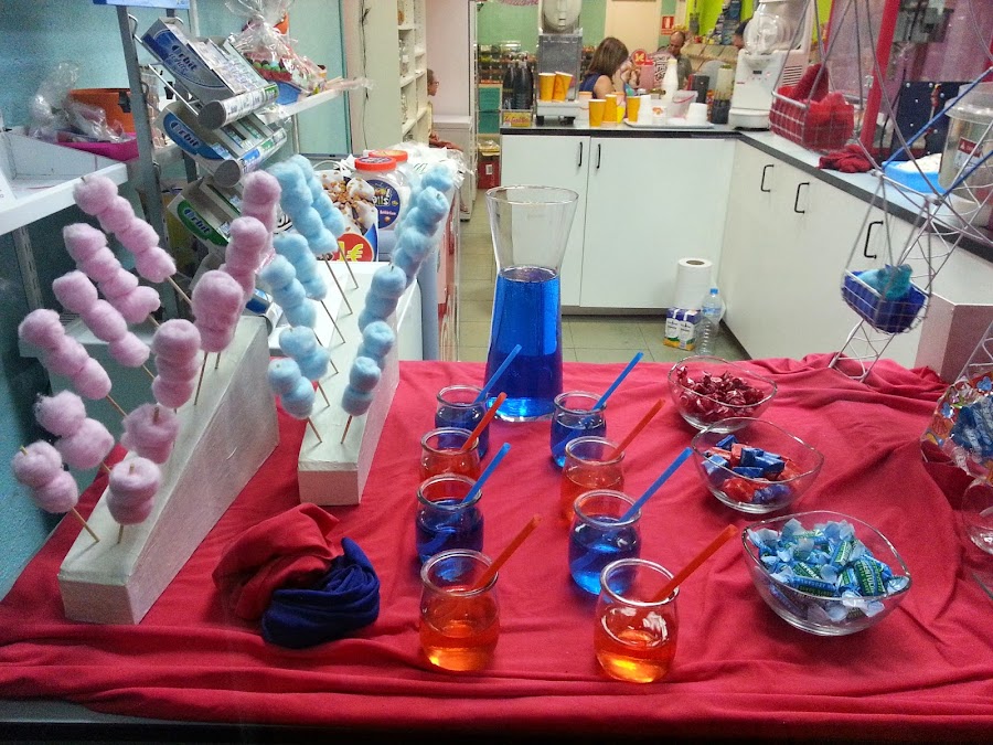 candy bar, mesa dulce. Escaparate de dulces y golosinas. Escaparatismo