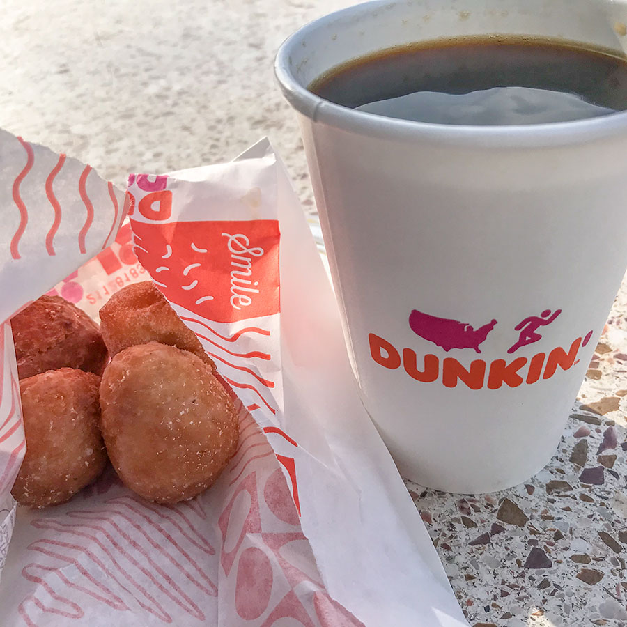 Kaffe och munchkins på DD: Dunkin Donuts Kaffe och munchkins på DD: Dunkin Donuts