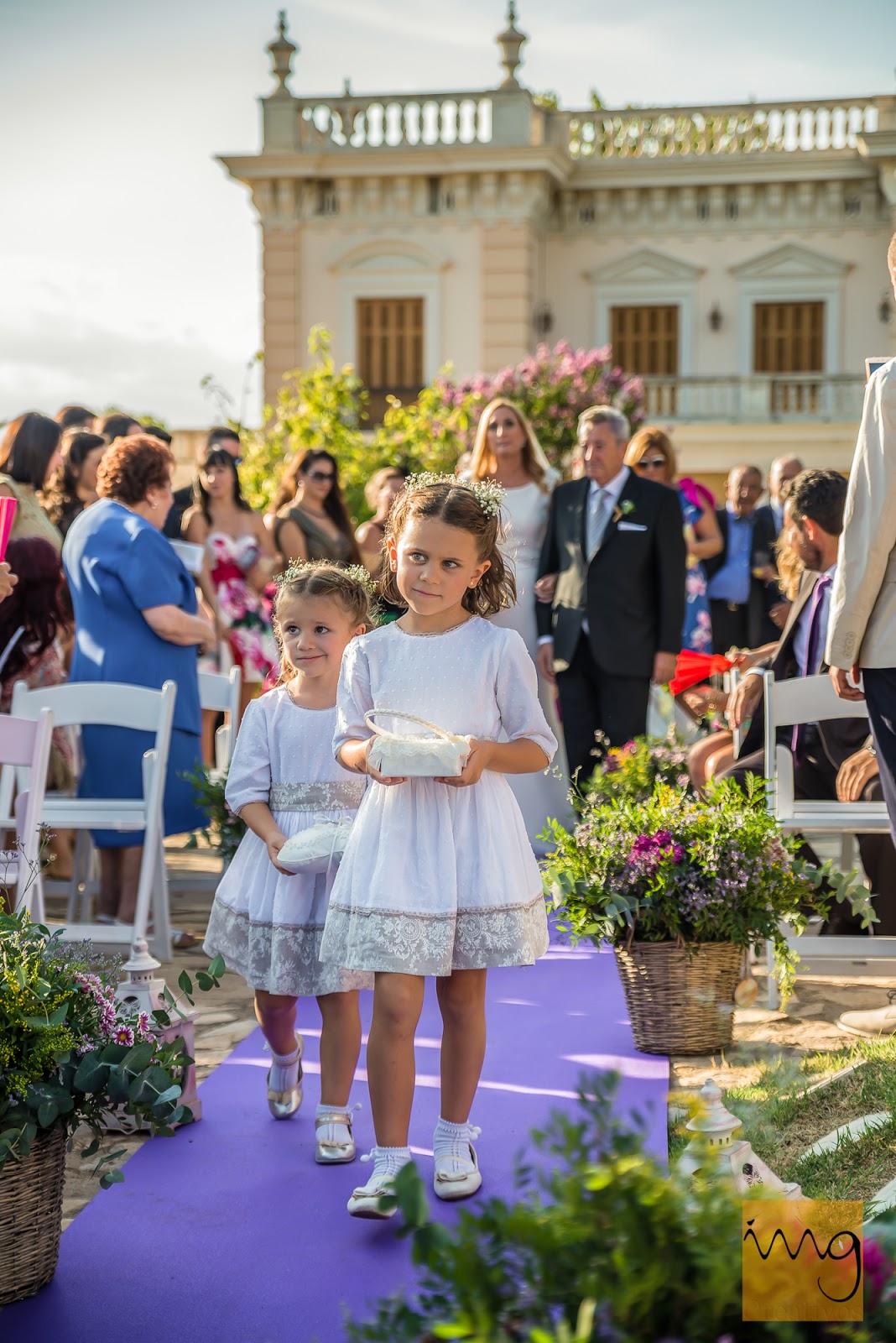 Fotografía de las niñas portando las alianzas y las arras Fotografo de bodas en Granada