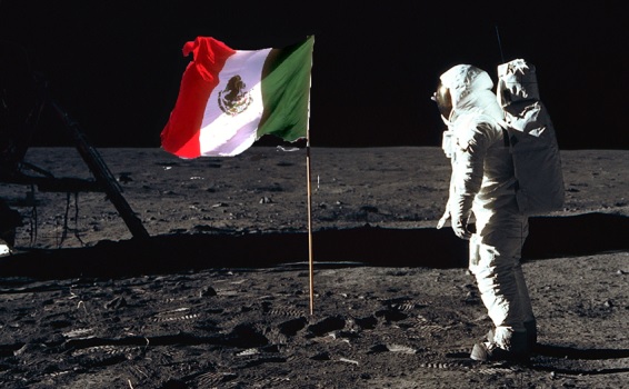 Astronauta mexicano con bandera