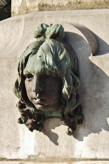 "Toujours jolie , c'est ma devise" "Toujours jolie , c'est ma devise"