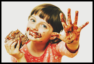 çikolata yiyen çocuklar