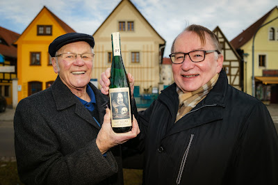 Hans-Georg Richter übergibt Stadtrat Thomas Gey die Nummer 1 der Jahrgangsedition 2014 des Fördervereins Internationales Wandertheaterfestival Radebeul.