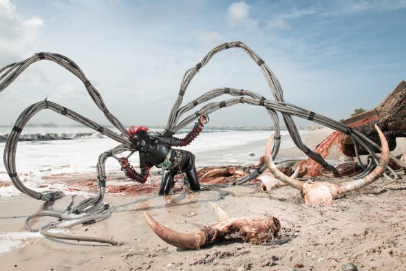 As surreais fotografias de uma África em crise ecológica de Fabrice Monteiro e Jah Gal Fotógrafo Fabrice Monteiro e fashion designer Jah Gal - The Prophecy arte fotografia surreal lixo ecologia distopia