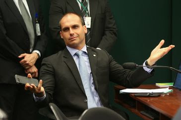 Eduardo Bolsonaro diz que basta "um soldado e um cabo" para fechar STF Eduardo Bolsonaro diz que basta "um soldado e um cabo" para fechar STF