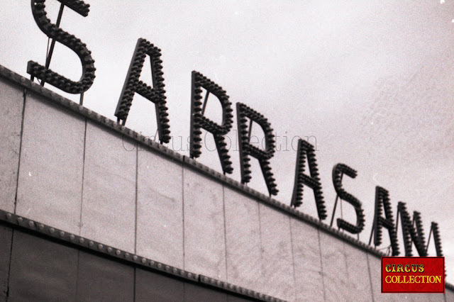 detail de la façade et du lettrage de Sarrasani