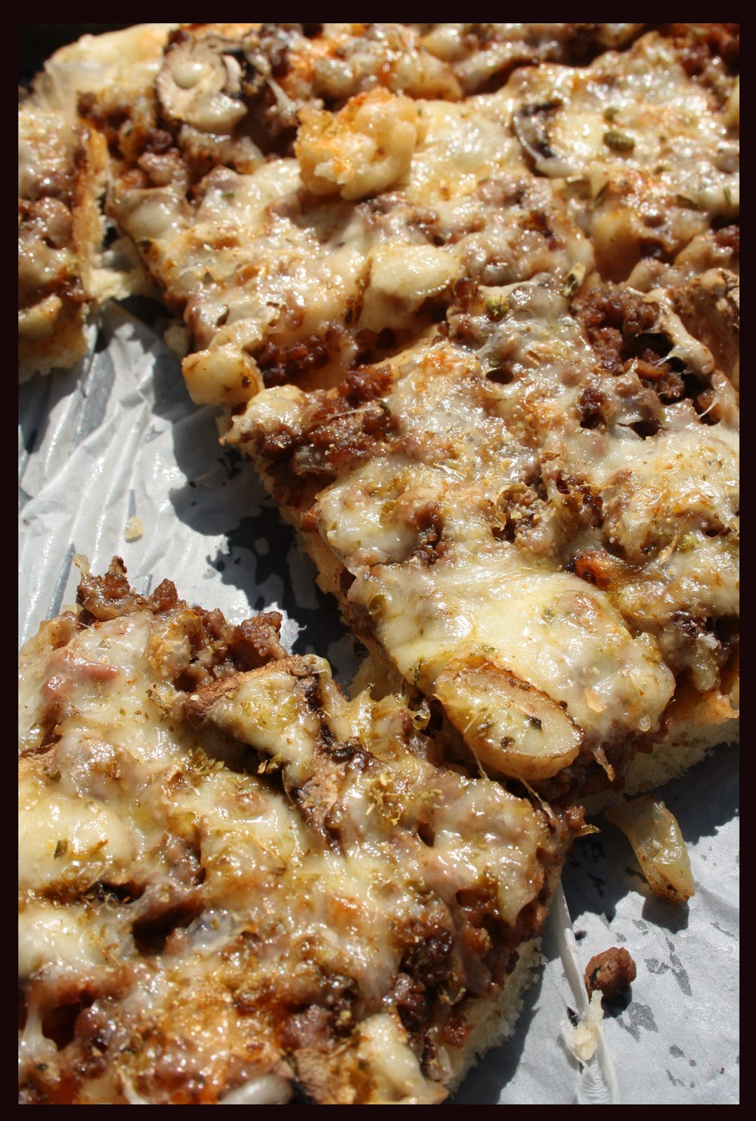 the Old Curiosity Shop Homemade pizza with minced beef, mushrooms and