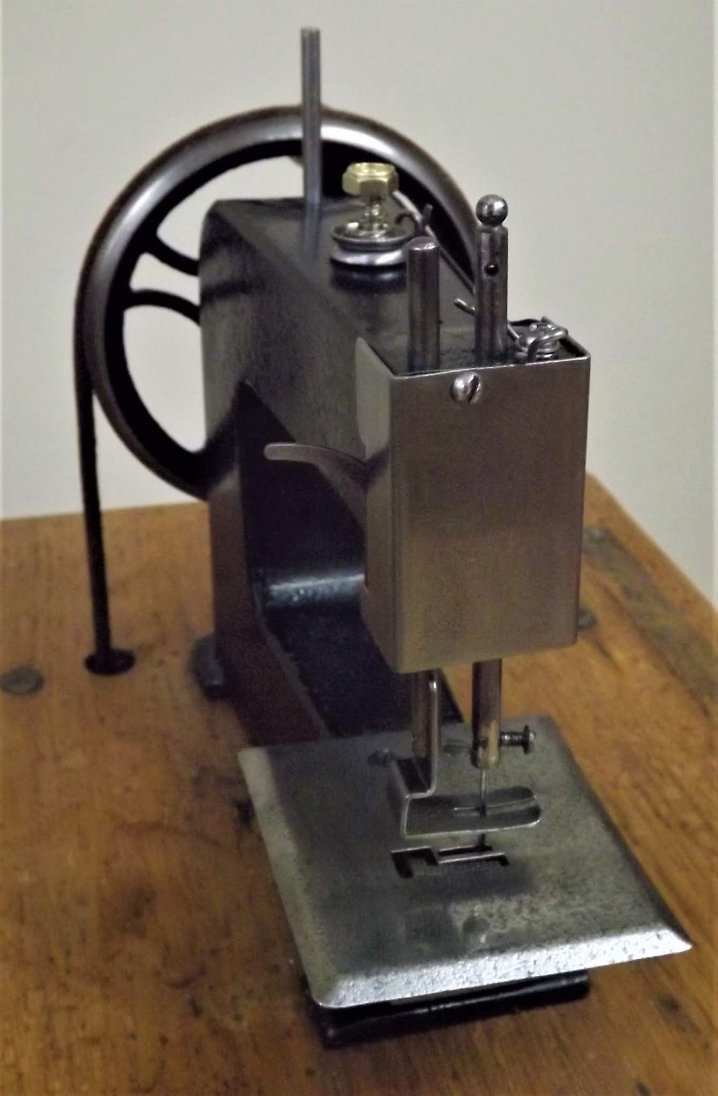 ANTIQUE and VINTAGE SEWING MACHINES WANTING a NEW HOME!! CHILD'S TOY