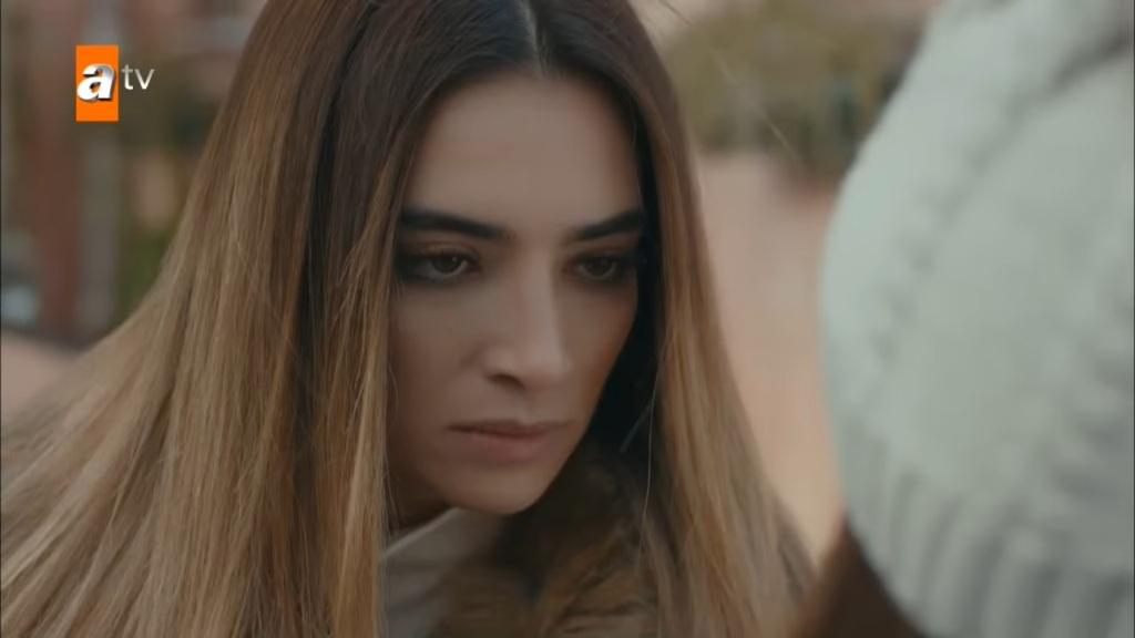 Łzy Cennet odcinek 62: Melisa próbuje rozjechać Cennet samochodem! Następnie porywa ją! [Streszczenie + Zdjęcia]