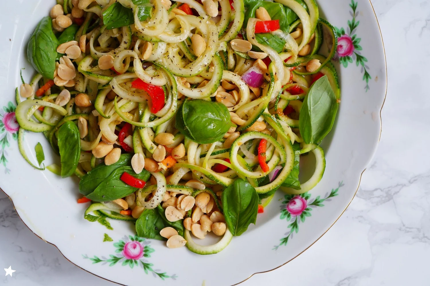 Farine d'étoiles: Salade de courgettes crues (vegan, raw)
