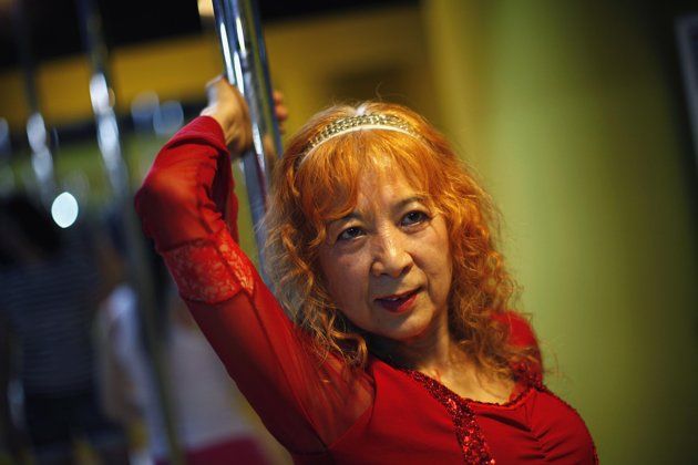 Buset !! Nenek 60 Tahun Belajar Tari Tiang !! [ www.BlogApaAja.com ]