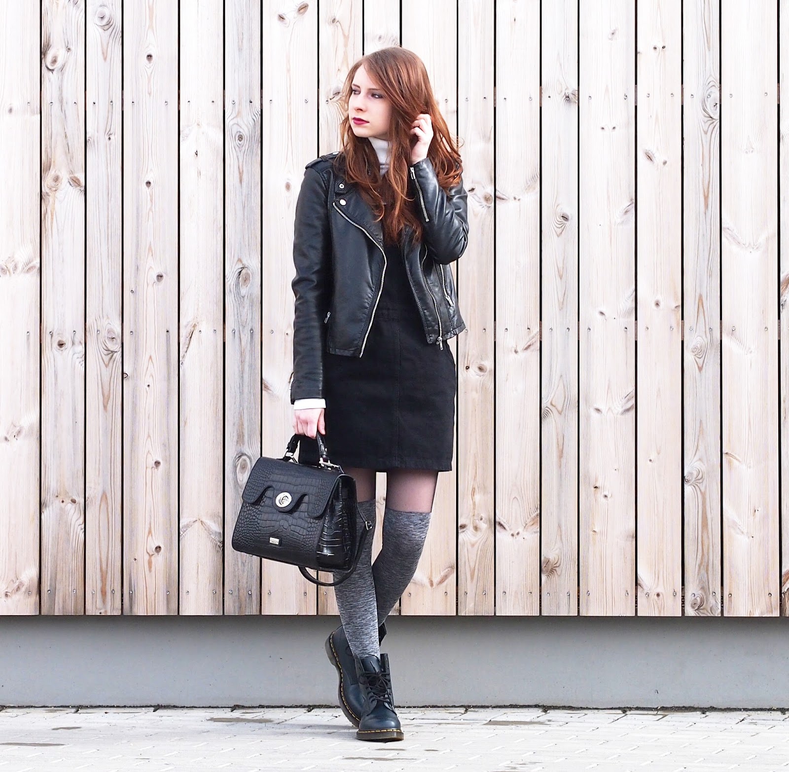 Outfit Schwarzes Jeans Latzkleid Overknee Strumpfhosen Und Dr Martens The Fashionable Blog