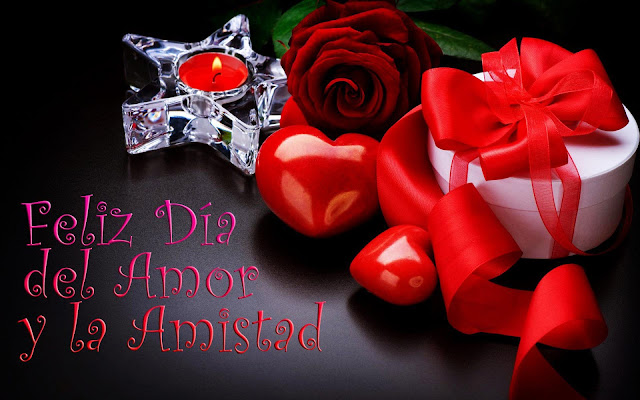 Vela, corazones y rosa roja para el día del Amor y la Amistad