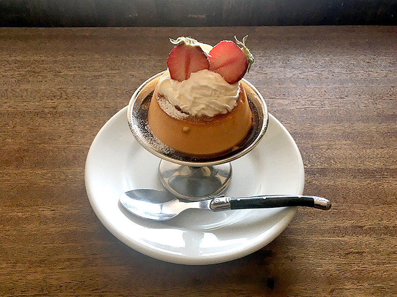 cafe uwaito(カフェウワイト)のカスタードプリン(苺のせ)