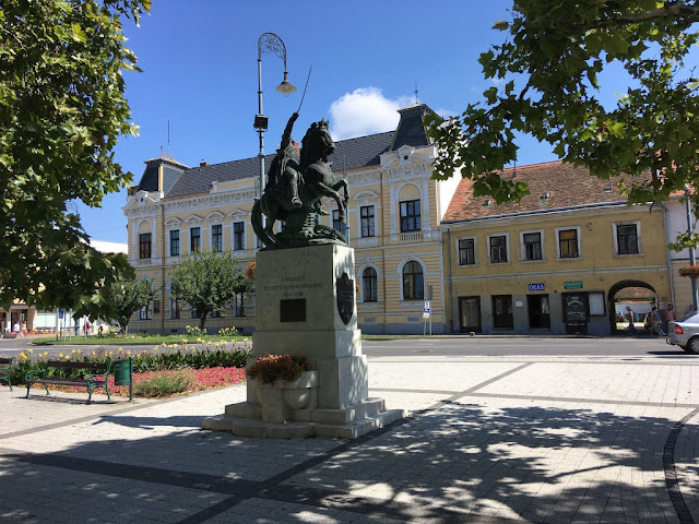 Pomnik w centrum Sarvar, Węgry