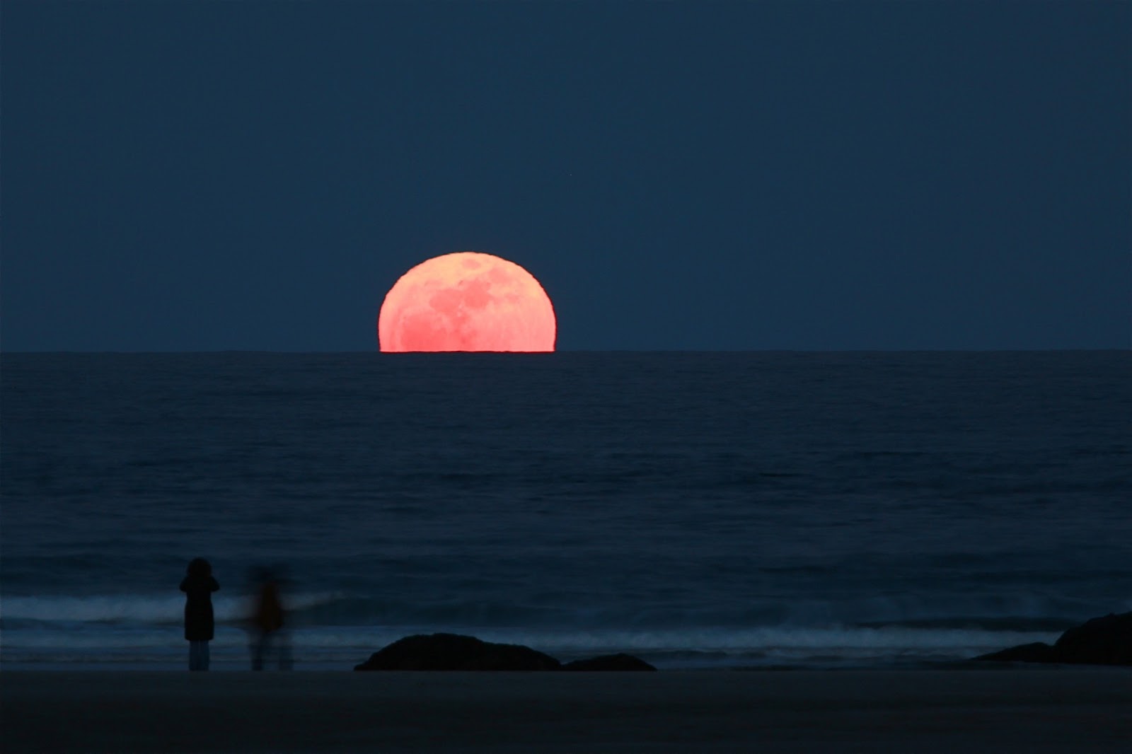 La Lune Comme Un Point Sur Un I