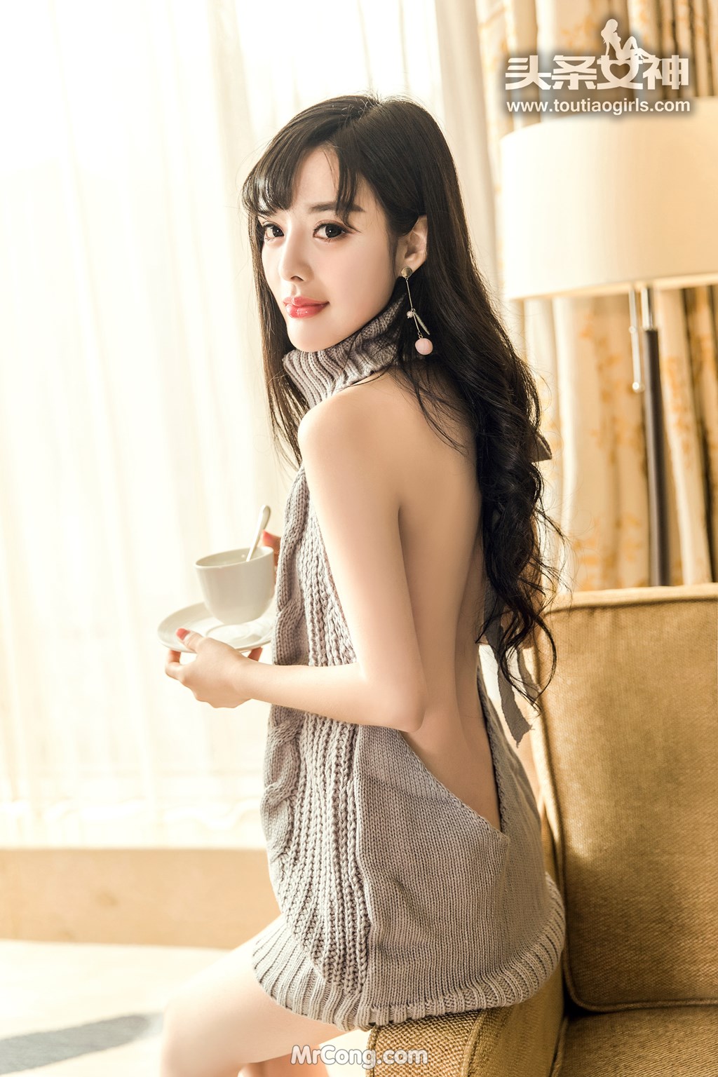 TouTiao 2017-08-21: Model Zhou Xi Yan (周 熙 妍) (33 photos)