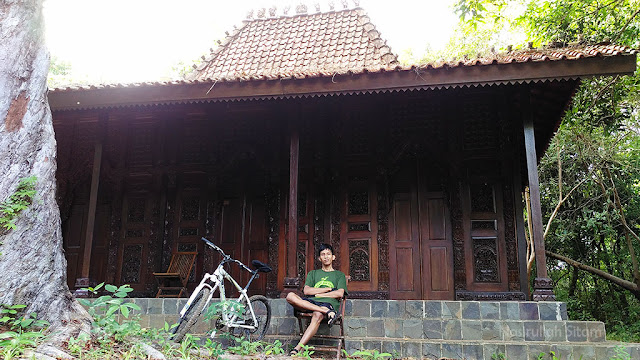 Berfoto di Rumah Adat Karimunjawa Berfoto di Rumah Adat Karimunjawa