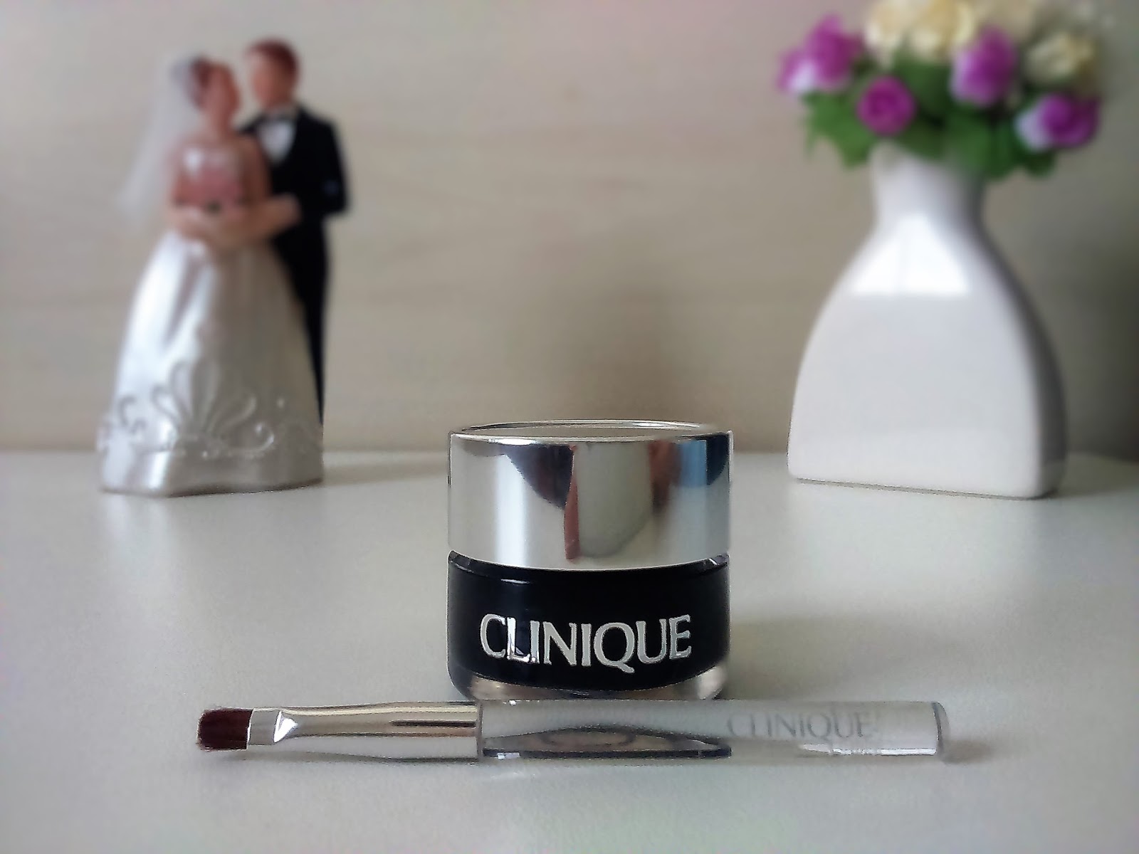 Delineador em Gel BrushOn Cream Liner, da Clinique Beleza em Cachos