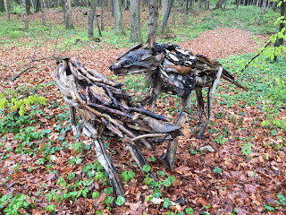 Skulptur "Wölfe" von Katharina Ranftl am Ammersee-Skulpturenweg