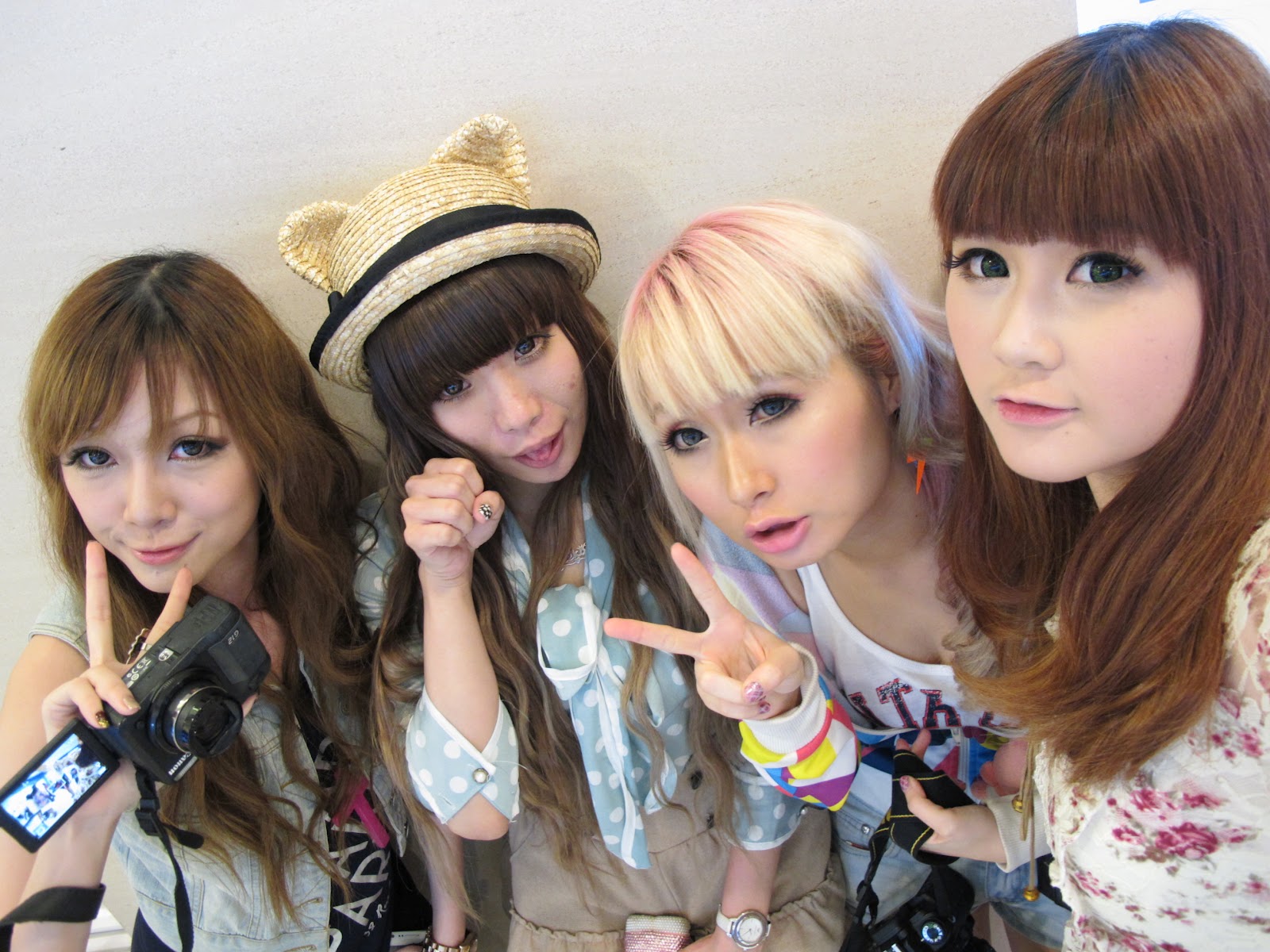 The Gyaru Is Too Friendly Shibuya Gals Gyaru meet up!~ - Sweetness in every bite