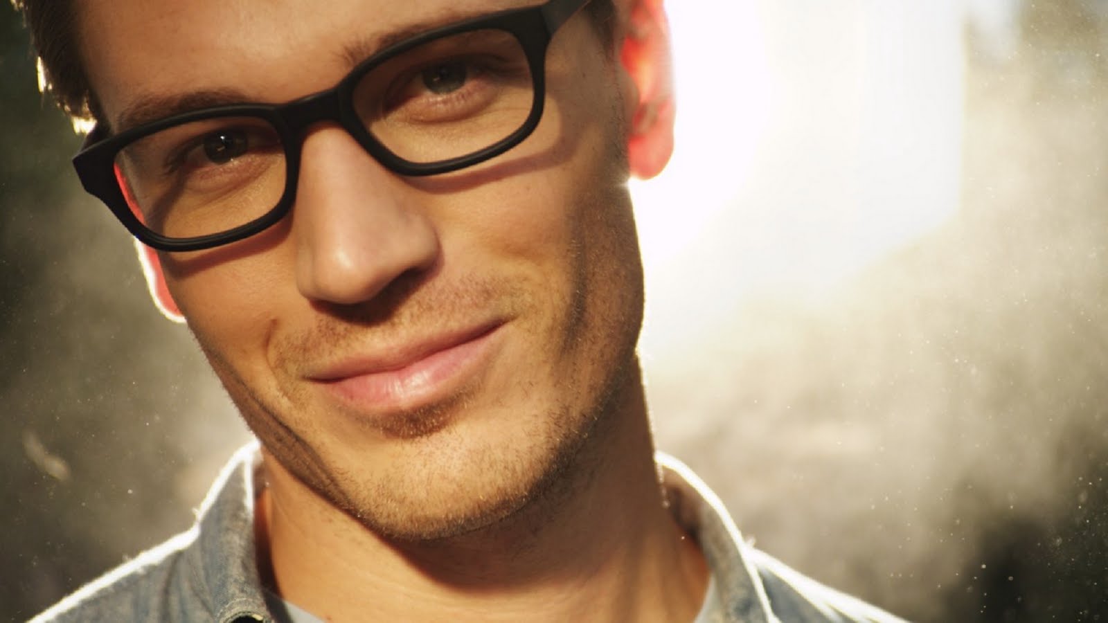 Очкастый красавчик. Мужчина в очках. Молодой человек в очках. Красивый парень в очках. Красивый очкарик.