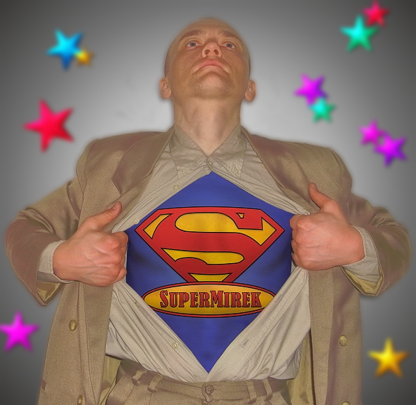 Nie bądź zerem, bądź bohaterem - facet w garniturze z koszulką z napisem Super Mirek