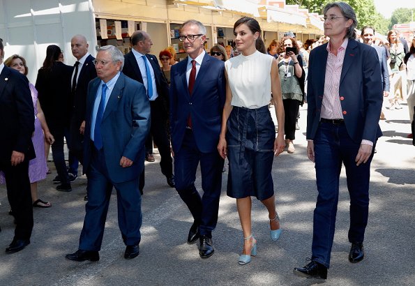 Queen Letizia wore Hugo Boss Exina sleeveless top, and the queen wore Hugo boss denim skirt jeans at opening book fair