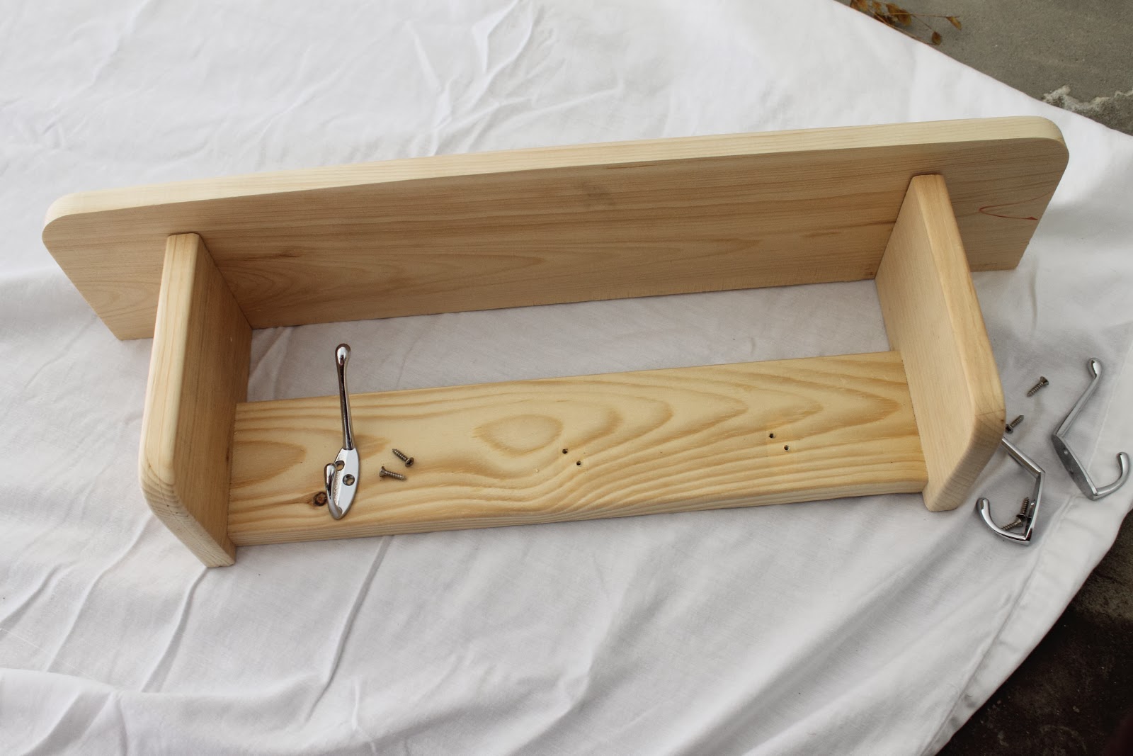 Home 10 DIY Shelf with Hooks