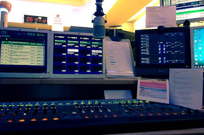 Studio antenne de Nostalgie. Console de mixage et écrans d'ordinateurs.