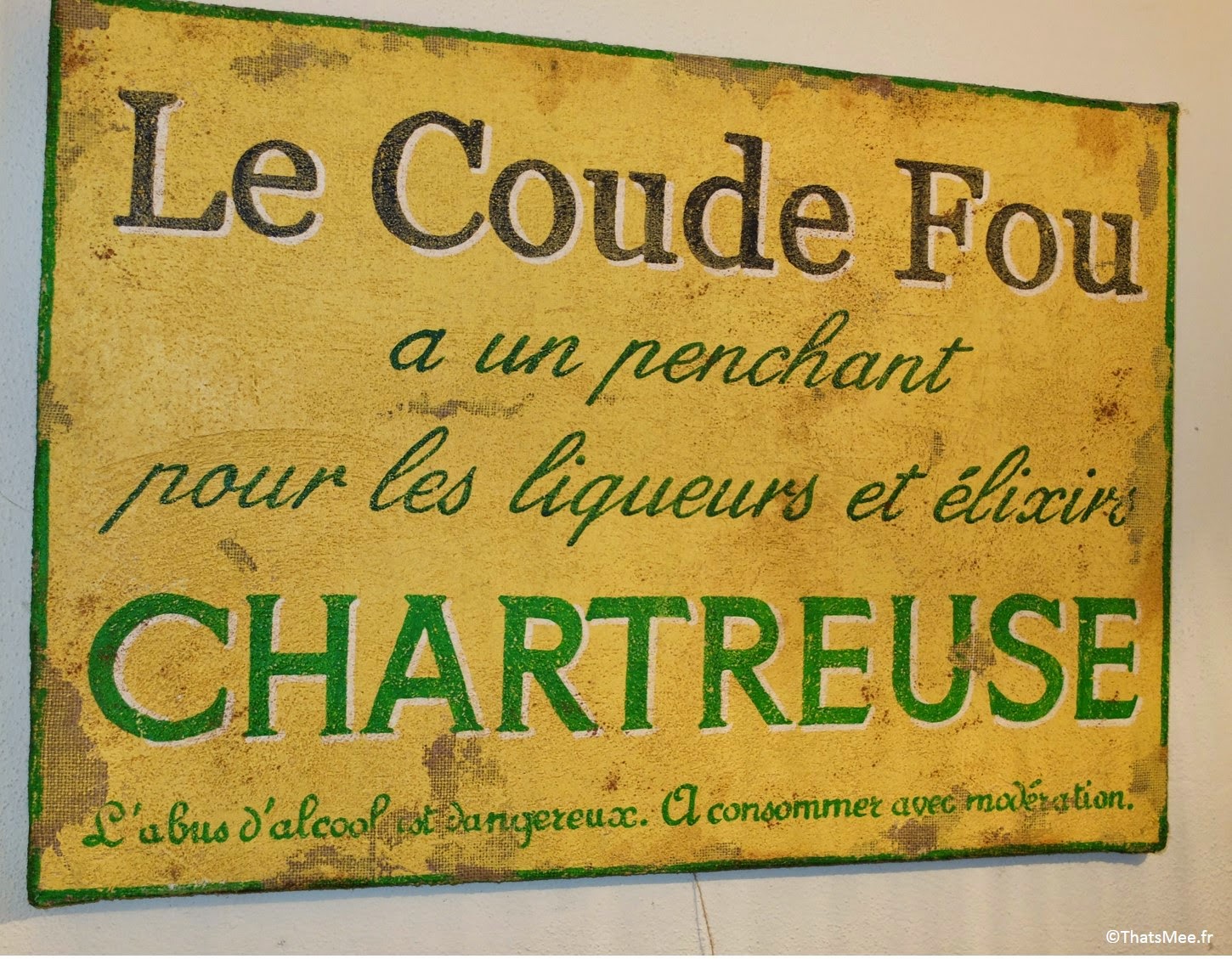 Resto bistro troquet Le Coude Fou Paris Marais, déco murale pancarte Chartreuse, cuisine traditionnelle française Coude Fou