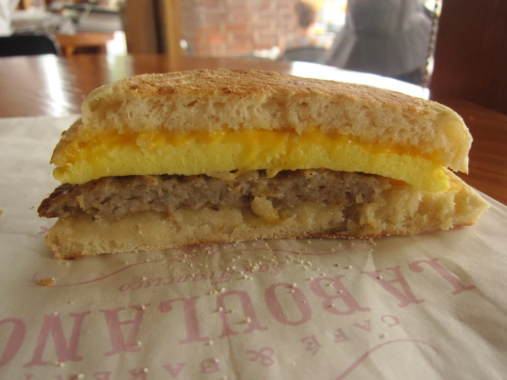 Review Starbucks Sausage & Cheddar Breakfast Sandwich