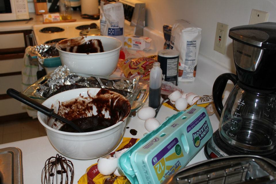 бардак на кухне. бардак на кухне. грязная посуда на кухне. грязная посуда на кухне.