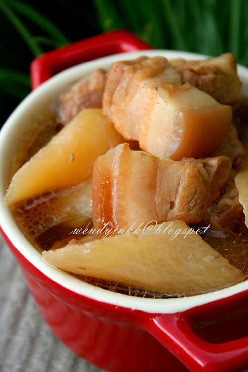 Table for 2.... or more Pork Belly and Daikon Stew 萝卜焖猪肉