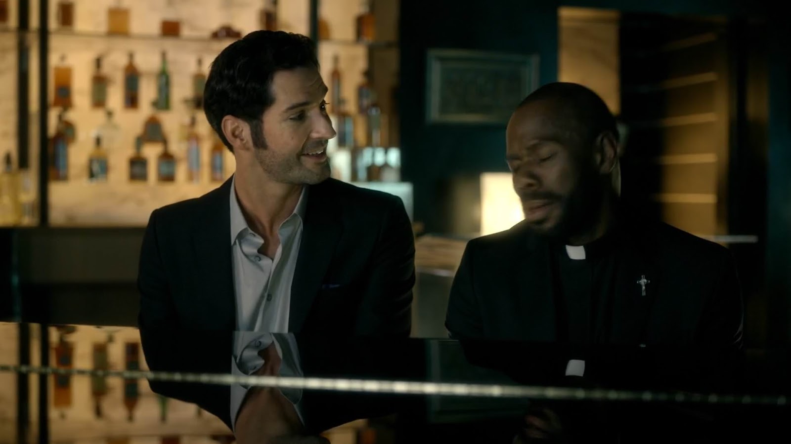 Lucifer Saison 1 Ep 1 Doux Reviews: Lucifer: Season One