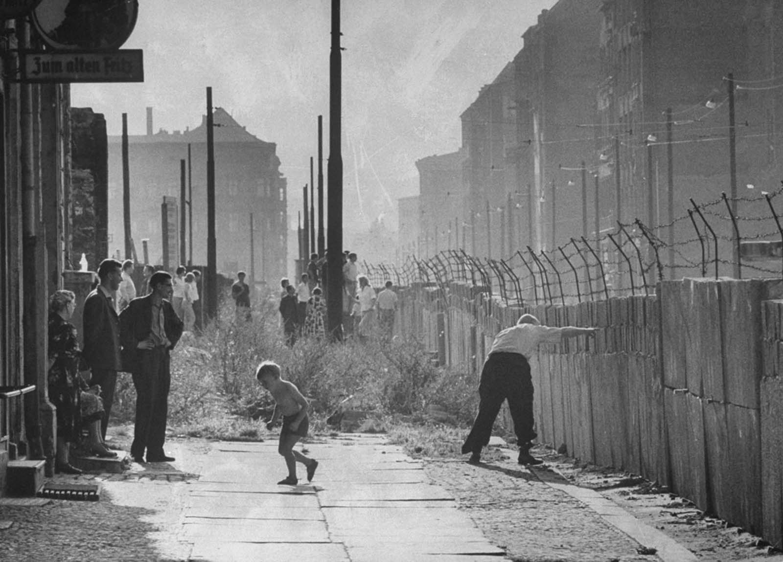 A nyugati berliniek 1961 augusztusában gyűlnek össze az újonnan épült berlini fal mellett.