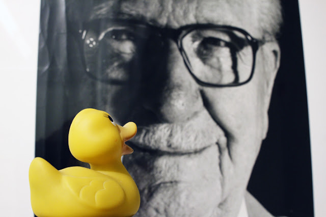 Carl Barks Quietscheentchen auf Ausstellungsbesuch