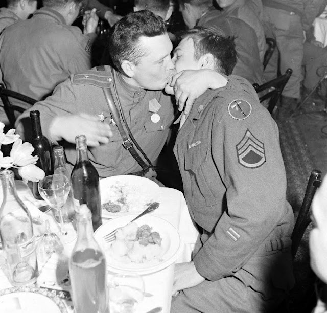 Friendship Kiss Between Russian And U S Soldier 1945