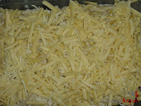 Añadiendo queso amarillo rallado